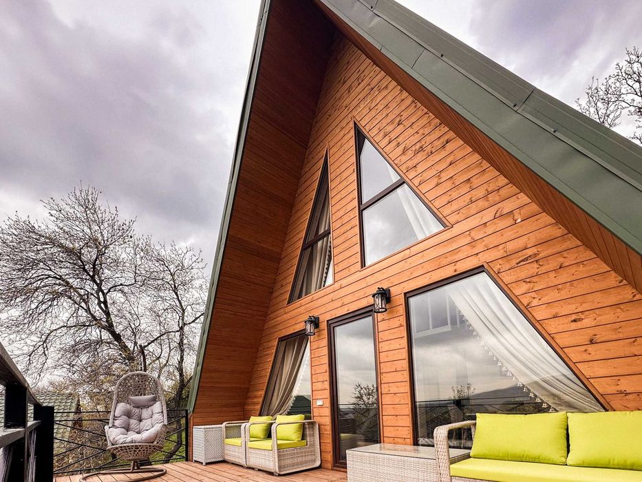 A-Frame Glamp Land с панорамными окнами и террасой