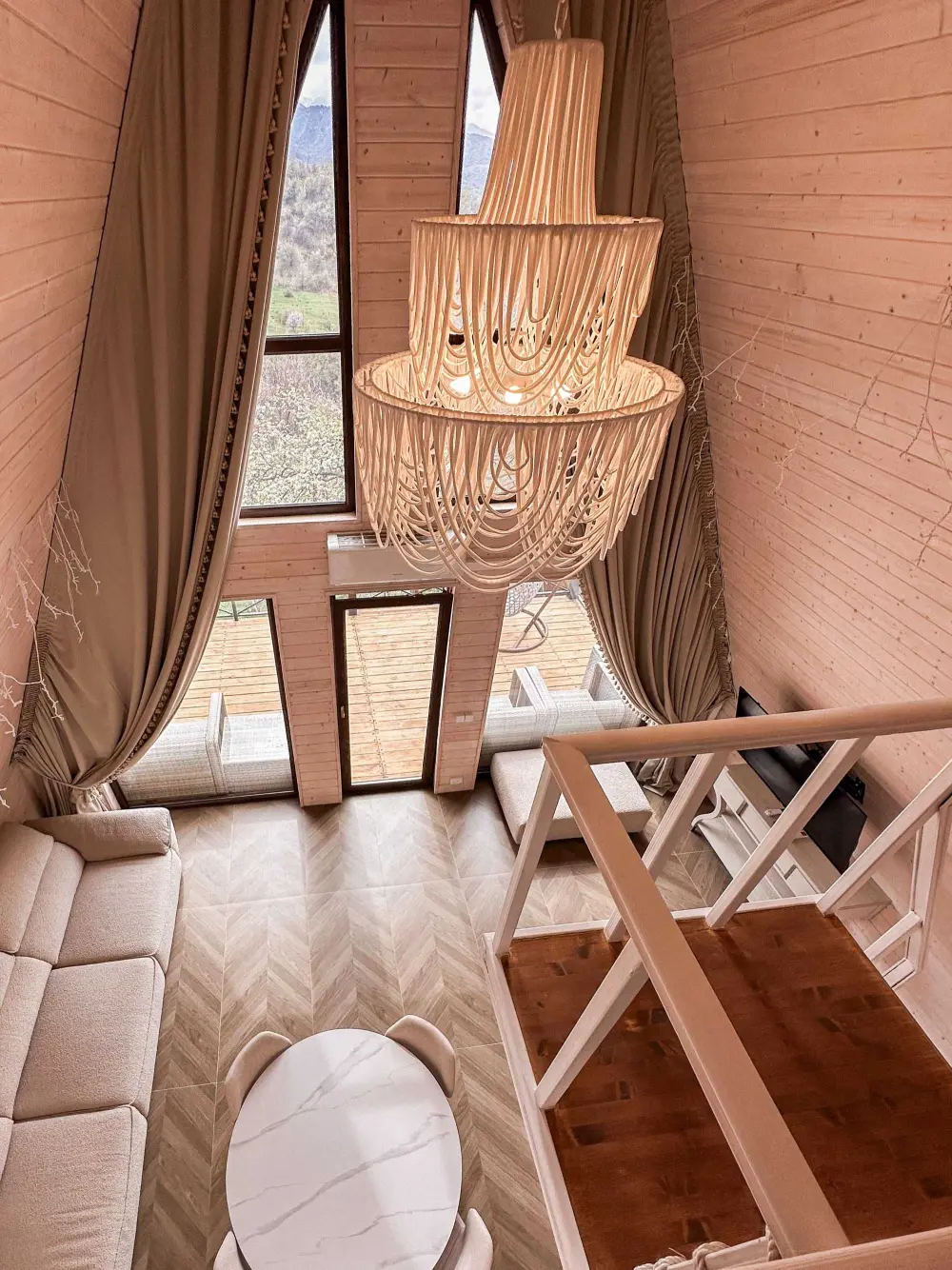 Второй уровень A-Frame с лестницей и панорамными окнами