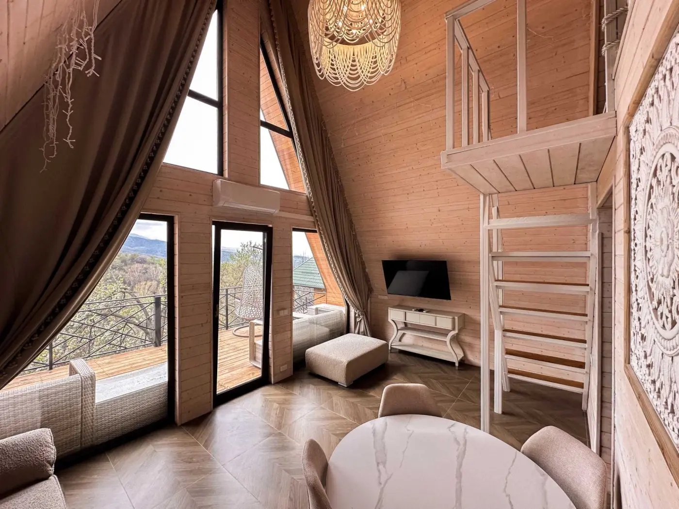 Гостиная A-Frame с панорамными окнами
