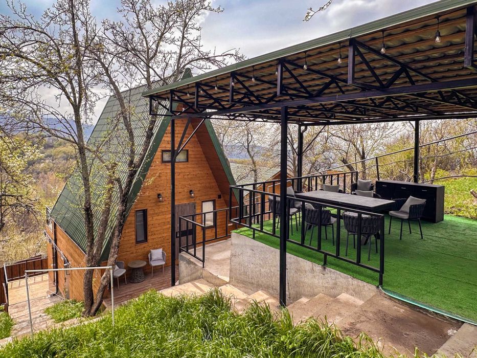 Приватная территория A-Frame с большой беседкой